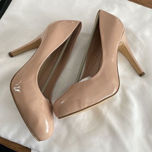 STEVE MADDEN TAN PATENT LEATHER PUMPS.  NEW - Picture 2 of 8